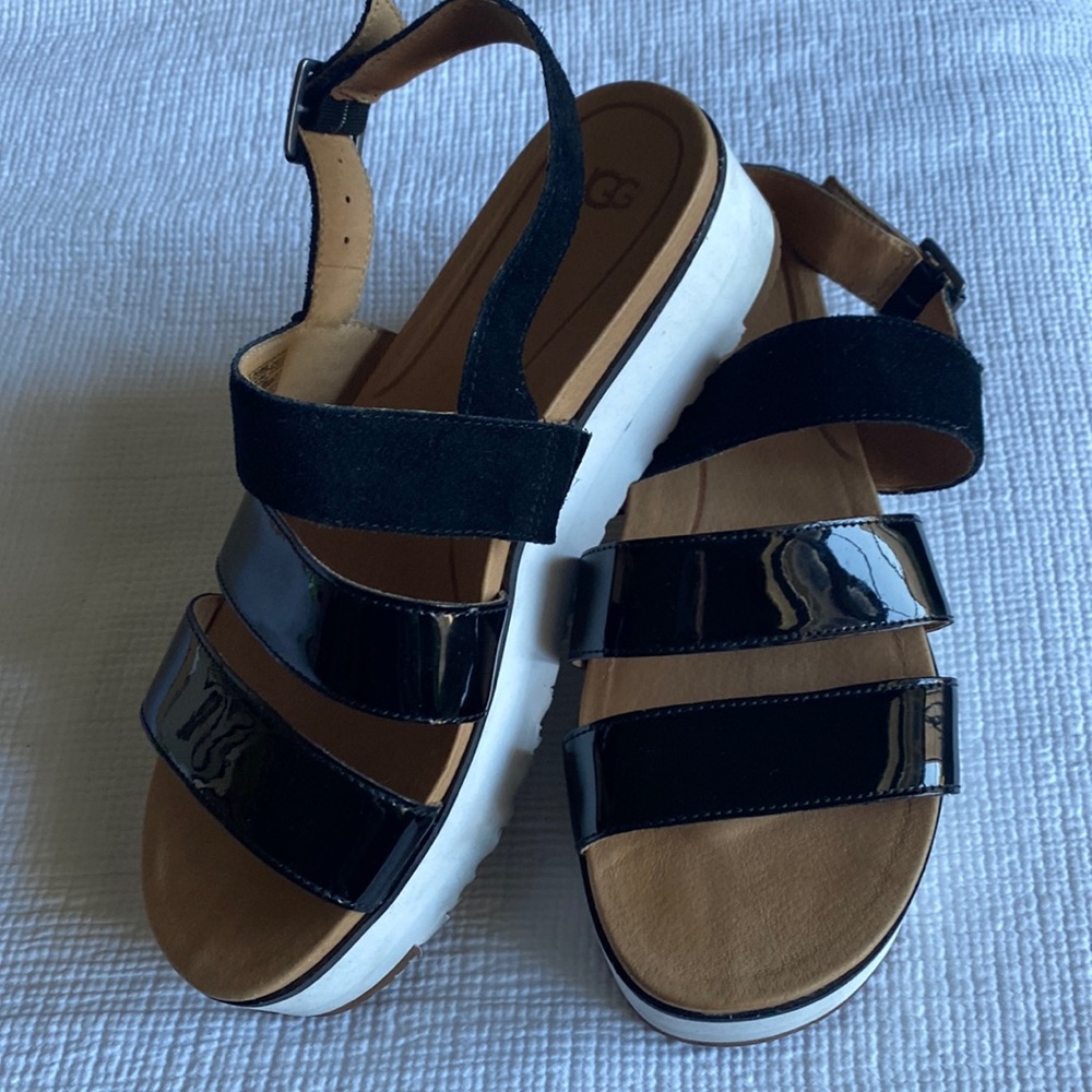Ugg patent leather scrappy sandals size 8.5
